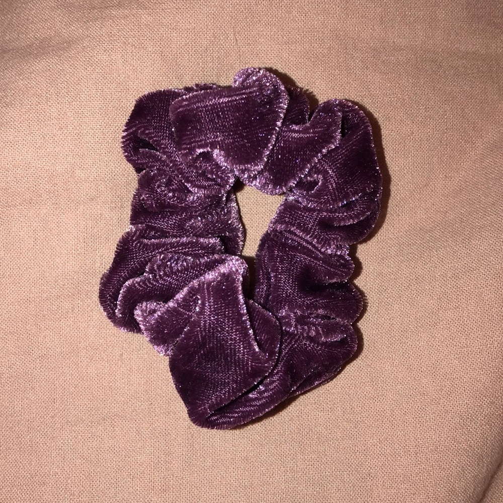 VELVET SCRUNCHIE